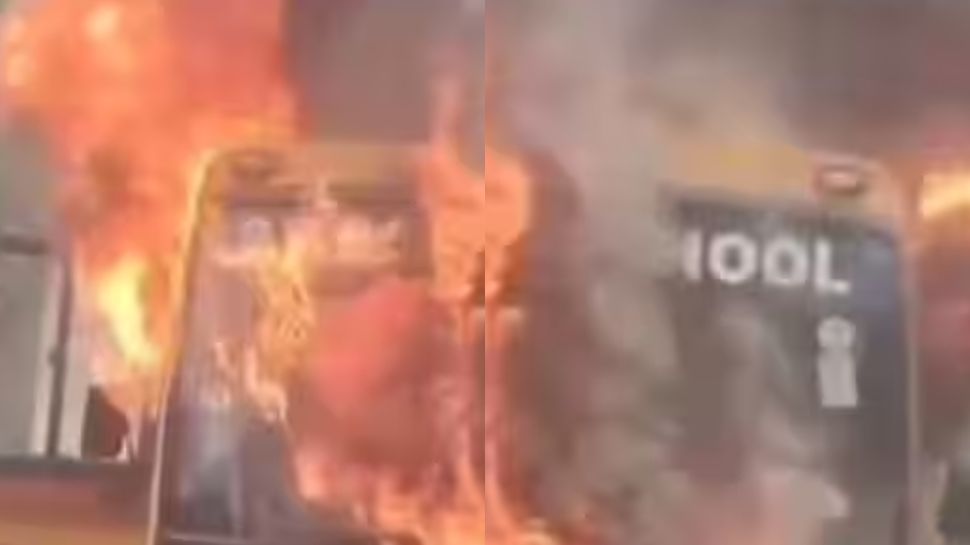School bus caught fire: ആലപ്പുഴയിൽ സ്കൂള് ബസിന് തീപിടിച്ചു, ബസ് പൂർണമായും കത്തിനശിച്ചു; വൻ ദുരന്തം ഒഴിവായത് തലനാരിഴയ്ക്ക് School bus caught fire: ആലപ്പുഴയിൽ സ്കൂള് ബസിന് തീപിടിച്ചു, ബസ് പൂർണമായും കത്തിനശിച്ചു; വൻ ദുരന്തം ഒഴിവായത് തലനാരിഴയ്ക്ക്
