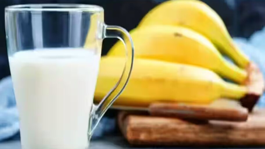 Banana and Milk: പാലും പഴവും നല്ലതാണ്, ഒരുമിച്ച് കഴിക്കല്ലേ..! പണി പാളും