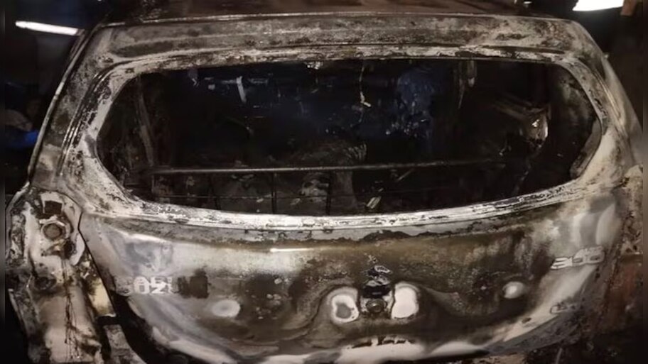 Car Catches Fire In Kollam: കൊല്ലത്ത് ദേശീയപാതയിൽ കാറിന് തീപിടിച്ച് ഒരാൾ മരിച്ചു, ആത്മഹത്യയാണെന്ന് സംശയം