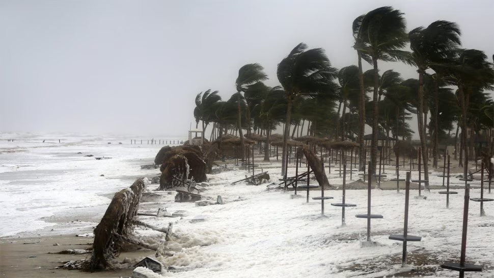 Kerala rain warning: ഇരട്ട ചക്രവാതച്ചുഴി, ഒപ്പം പടിഞ്ഞാറന് കാറ്റും; സംസ്ഥാനത്ത് ഇനി വ്യാപക മഴ Kerala rain warning: ഇരട്ട ചക്രവാതച്ചുഴി, ഒപ്പം പടിഞ്ഞാറന് കാറ്റും; സംസ്ഥാനത്ത് ഇനി വ്യാപക മഴ