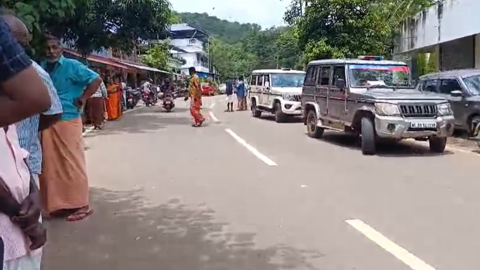 Thiruvananthapuram News: നെയ്യാറ്റിനകരയിൽ 13കാരനെ തൂങ്ങി മരിച്ച നിലയിൽ കണ്ടെത്തി; കൈ പുറകിൽ കെട്ടിയ നിലയിൽ Thiruvananthapuram News: നെയ്യാറ്റിനകരയിൽ 13കാരനെ തൂങ്ങി മരിച്ച നിലയിൽ കണ്ടെത്തി; കൈ പുറകിൽ കെട്ടിയ നിലയിൽ