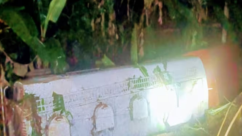 Road Accident: ഇന്ധന ടാങ്കർ നിയന്ത്രണം വിട്ട് തോട്ടിലേക്ക് മറിഞ്ഞു; ഡ്രൈവറും ക്ലീനറും ആശുപത്രിയിൽ Road Accident: ഇന്ധന ടാങ്കർ നിയന്ത്രണം വിട്ട് തോട്ടിലേക്ക് മറിഞ്ഞു; ഡ്രൈവറും ക്ലീനറും ആശുപത്രിയിൽ
