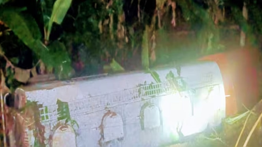 Road Accident: ഇന്ധന ടാങ്കർ നിയന്ത്രണം വിട്ട് തോട്ടിലേക്ക് മറിഞ്ഞു; ഡ്രൈവറും ക്ലീനറും ആശുപത്രിയിൽ