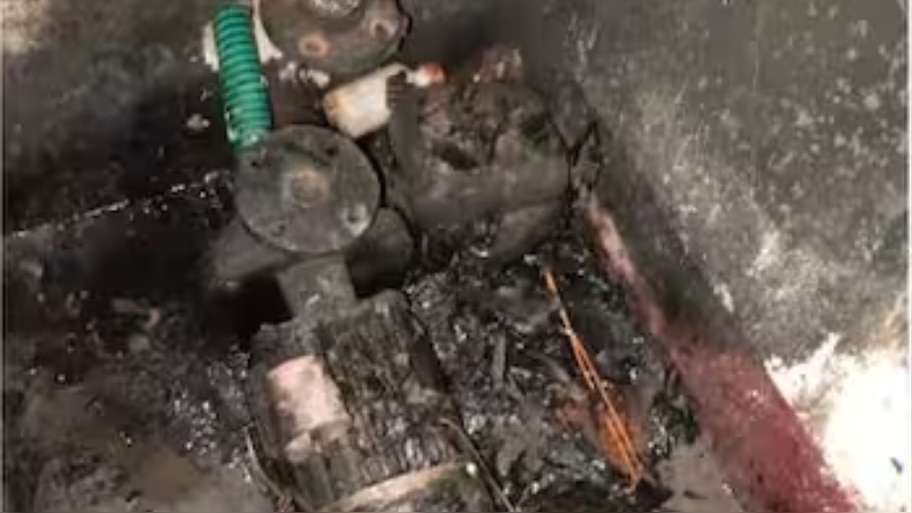 Fire Accident: ചേർത്തലയിൽ വീട് കത്തി നശിച്ചു, ആളപായമില്ല; മോട്ടോർ പമ്പിൽ നിന്ന് ഷോർട്ട് സർക്യൂട്ടായതെന്ന് നി​ഗമനം