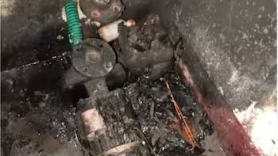 Fire Accident: ചേർത്തലയിൽ വീട് കത്തി നശിച്ചു, ആളപായമില്ല; മോട്ടോർ പമ്പിൽ നിന്ന് ഷോർട്ട് സർക്യൂട്ടായതെന്ന് നിഗമനം Fire Accident: ചേർത്തലയിൽ വീട് കത്തി നശിച്ചു, ആളപായമില്ല; മോട്ടോർ പമ്പിൽ നിന്ന് ഷോർട്ട് സർക്യൂട്ടായതെന്ന് നിഗമനം
