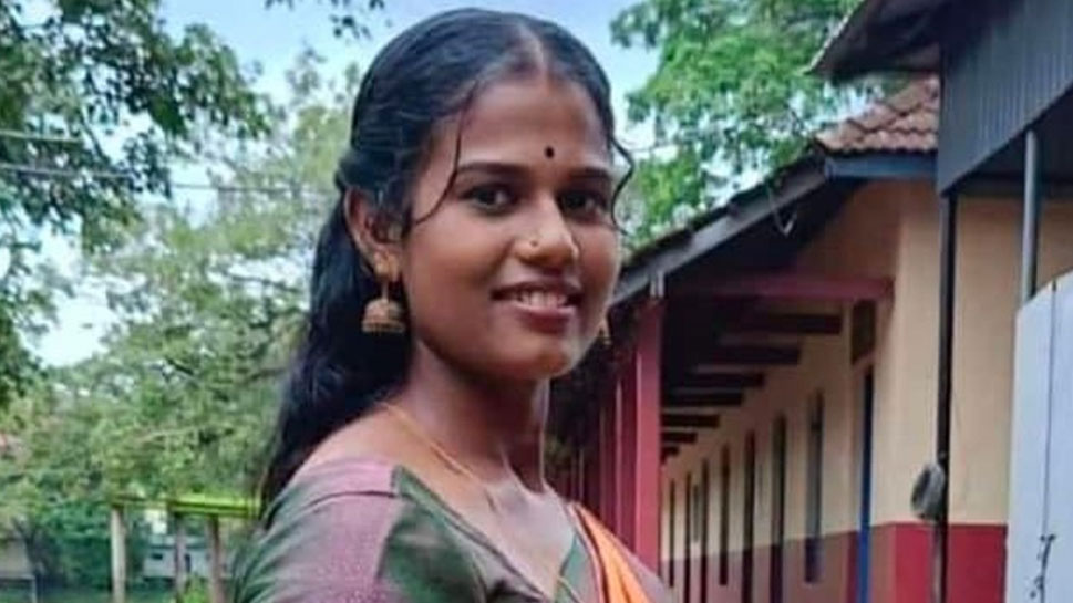 Perumbavoor Suicide: പെരുമ്പാവൂരിൽ വീടിനുള്ളിൽ യുവതിയെ തൂങ്ങിമരിച്ച നിലയിൽ കണ്ടെത്തി Perumbavoor Suicide: പെരുമ്പാവൂരിൽ വീടിനുള്ളിൽ യുവതിയെ തൂങ്ങിമരിച്ച നിലയിൽ കണ്ടെത്തി