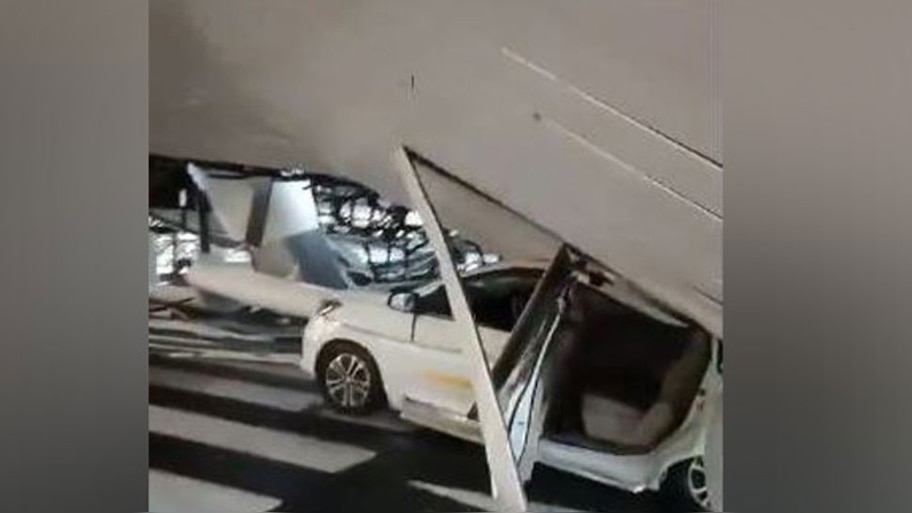 Delhi airport Roof collapses: കനത്ത മഴയിൽ ഡൽഹി വിമാനത്താവളത്തിൻ്റെ മേൽക്കൂര തകർന്നു; ഒരു മരണം, നിരവധി പേർക്ക് പരിക്ക്  