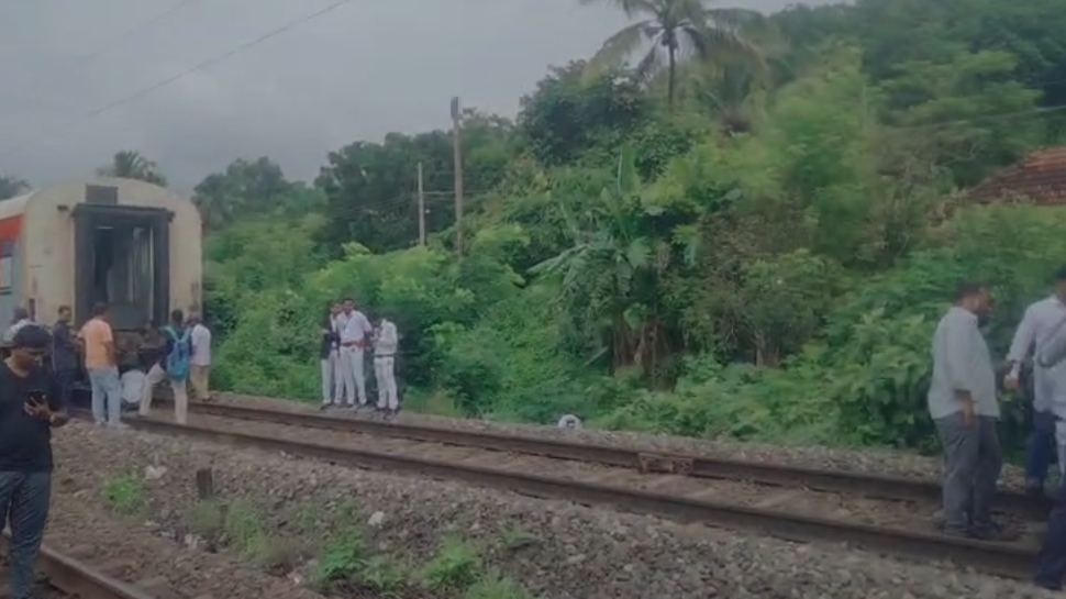 Train: ഓടിക്കൊണ്ടിരുന്ന ട്രെയിനിന്റെ ബോഗി എൻജിനിൽ നിന്നും വേർപ്പെട്ടു; സംഭവം ചേലക്കരയിൽ Train: ഓടിക്കൊണ്ടിരുന്ന ട്രെയിനിന്റെ ബോഗി എൻജിനിൽ നിന്നും വേർപ്പെട്ടു; സംഭവം ചേലക്കരയിൽ
