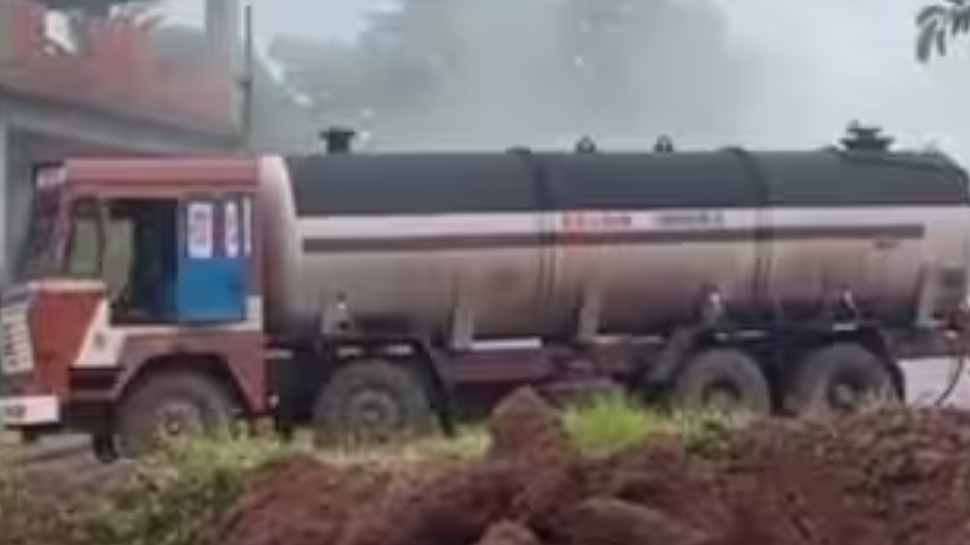 Gas Leak: ടാങ്കറിൽ നിന്ന് വാതക ചോർച്ച, 10 പേർക്ക് ദേഹാസ്വാസ്ഥ്യം, സംഭവം കണ്ണൂരിൽ Gas Leak: ടാങ്കറിൽ നിന്ന് വാതക ചോർച്ച, 10 പേർക്ക് ദേഹാസ്വാസ്ഥ്യം, സംഭവം കണ്ണൂരിൽ