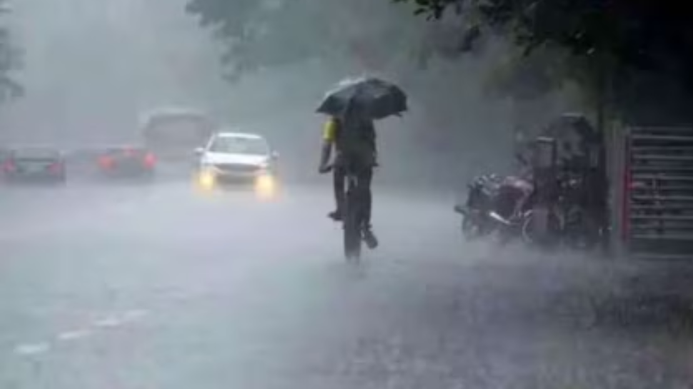 Kerala Weather: കേരളത്തിൽ മഴ മുന്നറിയിപ്പ്; ഈ ജില്ലകളിൽ ശക്തമായ മഴയ്ക്ക് സാധ്യത Kerala Weather: കേരളത്തിൽ മഴ മുന്നറിയിപ്പ്; ഈ ജില്ലകളിൽ ശക്തമായ മഴയ്ക്ക് സാധ്യത