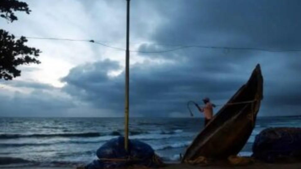 Fishing Banned: മോശം കാലാവസ്ഥയ്ക്ക് സാധ്യത; കേരള-കർണ്ണാടക-ലക്ഷദ്വീപ് തീരങ്ങളിൽ മത്സ്യബന്ധനത്തിന് വിലക്ക് Fishing Banned: മോശം കാലാവസ്ഥയ്ക്ക് സാധ്യത; കേരള-കർണ്ണാടക-ലക്ഷദ്വീപ് തീരങ്ങളിൽ മത്സ്യബന്ധനത്തിന് വിലക്ക്