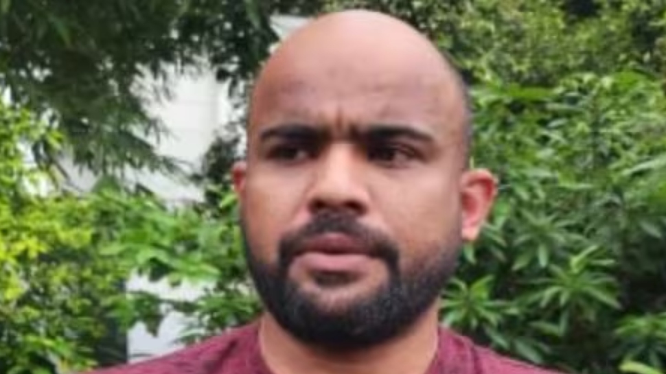 MDMA Seized: കേരളത്തിലെ ഏറ്റവും വലിയ എംഡിഎംഎ വേട്ട; രണ്ടരക്കിലോ എം.ഡി.എം.എ.യുമായി തൃശൂരില് ഒരാള് പിടിയില് MDMA Seized: കേരളത്തിലെ ഏറ്റവും വലിയ എംഡിഎംഎ വേട്ട; രണ്ടരക്കിലോ എം.ഡി.എം.എ.യുമായി തൃശൂരില് ഒരാള് പിടിയില്