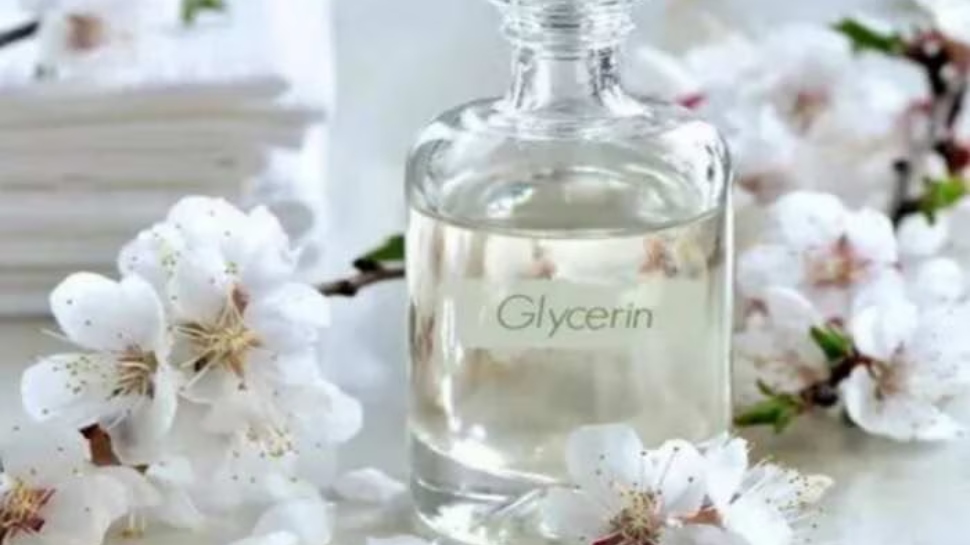 Glycerin for Hair: താരനും മുടികൊഴിച്ചിലും മാറുന്നില്ലേ? ഗ്ലിസറിനുണ്ട്... ഇങ്ങനെ ഉപയോഗിക്കൂ Glycerin for Hair: താരനും മുടികൊഴിച്ചിലും മാറുന്നില്ലേ? ഗ്ലിസറിനുണ്ട്... ഇങ്ങനെ ഉപയോഗിക്കൂ
