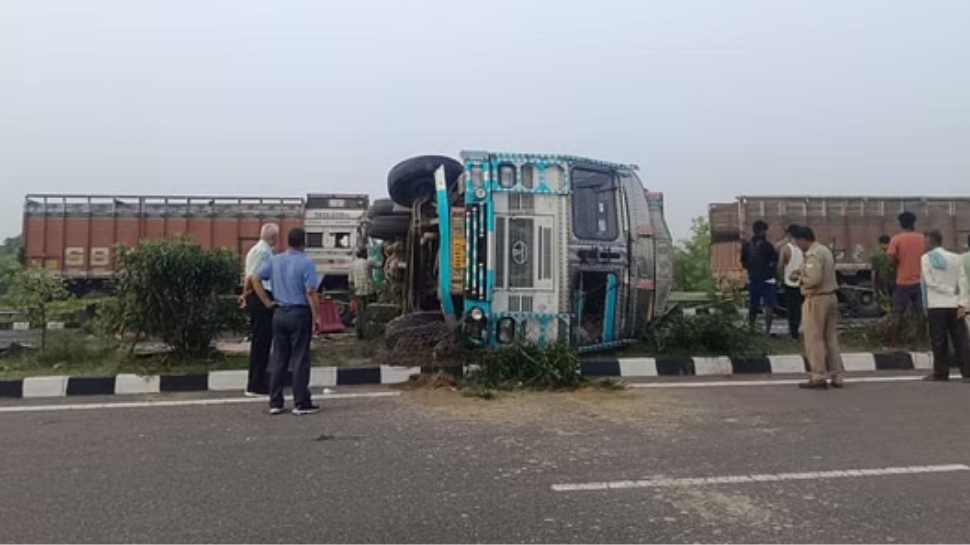 Road Accident: ഉന്നാവോയിൽ ബസ്സും ടാങ്കറും കൂട്ടിയിച്ച് 18 മരണം; നിരവധി പേർക്ക് പരിക്ക് Road Accident: ഉന്നാവോയിൽ ബസ്സും ടാങ്കറും കൂട്ടിയിച്ച് 18 മരണം; നിരവധി പേർക്ക് പരിക്ക്