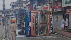 Road Accident: കോതമംഗലത്ത് തടി കയറ്റിവന്ന ലോറി മറിഞ്ഞു; ആർക്കും പരിക്കില്ല!