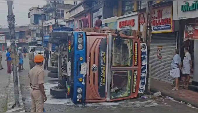 Road Accident: കോതമംഗലത്ത് തടി കയറ്റിവന്ന ലോറി മറിഞ്ഞു; ആർക്കും പരിക്കില്ല!