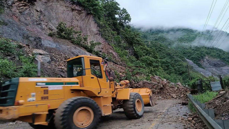 Assam Landslide: നേപ്പാളിൽ മണ്ണിടിച്ചിലിൽ; രണ്ട് ബസ്സുകള് നദിയിലേക്കു വീണു, 60 ഓളംപേരെ കാണാതായി! Assam Landslide: നേപ്പാളിൽ മണ്ണിടിച്ചിലിൽ; രണ്ട് ബസ്സുകള് നദിയിലേക്കു വീണു, 60 ഓളംപേരെ കാണാതായി!