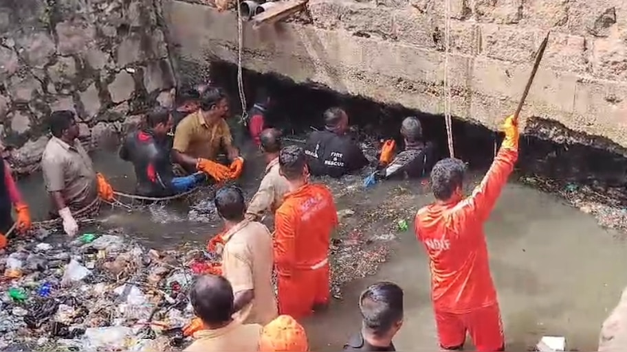 Amayizhanjan Canal: റോബോട്ട് സ്ക്രീനിൽ ശരീരഭാഗം കണ്ടെത്തിയെന്ന് സൂചന; സ്കൂബാ സംഘം ടണലിനുള്ളിലേക്ക്