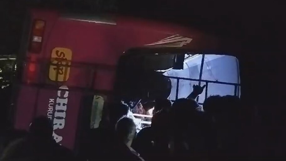 Bus Accident: വൈക്കത്ത് നിയന്ത്രണം വിട്ട ബസ് തലകീഴായി മറിഞ്ഞു; അപകടത്തിൽ 50 പേർക്ക് പരിക്കേറ്റു, മൂന്ന് പേരുടെ നില ​ഗുരുതരം
