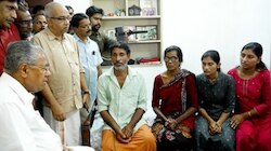 CM Pinarayi Vijayan: അ‍ർജുന്റെ വീട് സന്ദർശിച്ച് മുഖ്യമന്ത്രി; സാധ്യമായ എല്ലാ സഹായവും ചെയ്യാമെന്ന് കുടുംബത്തിന് ഉറപ്പ്