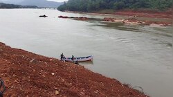 Arjun Rescue Operation: അർജുനായി തെരച്ചിലിന് നേവി സംഘവും; പുഴയിലിറങ്ങി പരിശോധന, ലോഹഭാ​ഗങ്ങൾ കണ്ടെത്തി