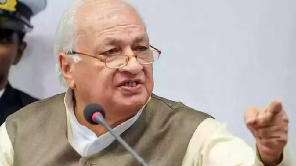 Kerala Governor: പിടിമുറുക്കി ഗവർണർ; ഫോൺ ചോർത്തിയെന്ന വെളിപ്പെടുത്തലിൽ അടിയന്തര റിപ്പോർട്ട് നൽകണം Kerala Governor: പിടിമുറുക്കി ഗവർണർ; ഫോൺ ചോർത്തിയെന്ന വെളിപ്പെടുത്തലിൽ അടിയന്തര റിപ്പോർട്ട് നൽകണം