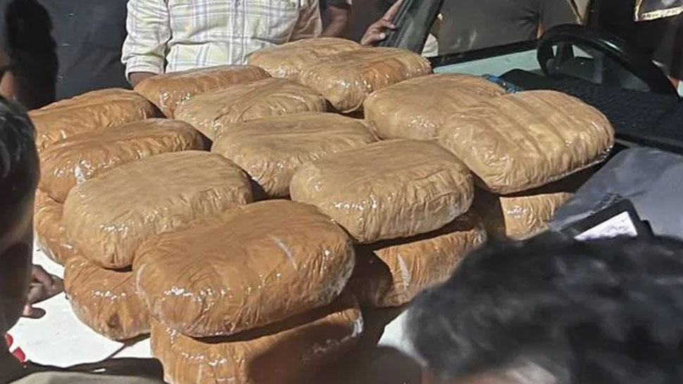 Drugs Seized: കൊടുവള്ളിയിൽ വൻ ലഹരിവേട്ട; 53 കിലോ കഞ്ചാവുമായി ഒരാൾ പിടിയിൽ Drugs Seized: കൊടുവള്ളിയിൽ വൻ ലഹരിവേട്ട; 53 കിലോ കഞ്ചാവുമായി ഒരാൾ പിടിയിൽ