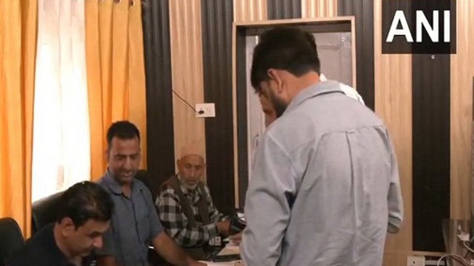 J&K Assembly Elections Phase 1: ജമ്മു കശ്മീരിൽ ആദ്യഘട്ട വിധിയെഴുത്ത് ആരംഭിച്ചു; 24 മണ്ഡലങ്ങളിലായി 219 പേർ ഇന്ന് ജനവിധി തേടും J&K Assembly Elections Phase 1: ജമ്മു കശ്മീരിൽ ആദ്യഘട്ട വിധിയെഴുത്ത് ആരംഭിച്ചു; 24 മണ്ഡലങ്ങളിലായി 219 പേർ ഇന്ന് ജനവിധി തേടും