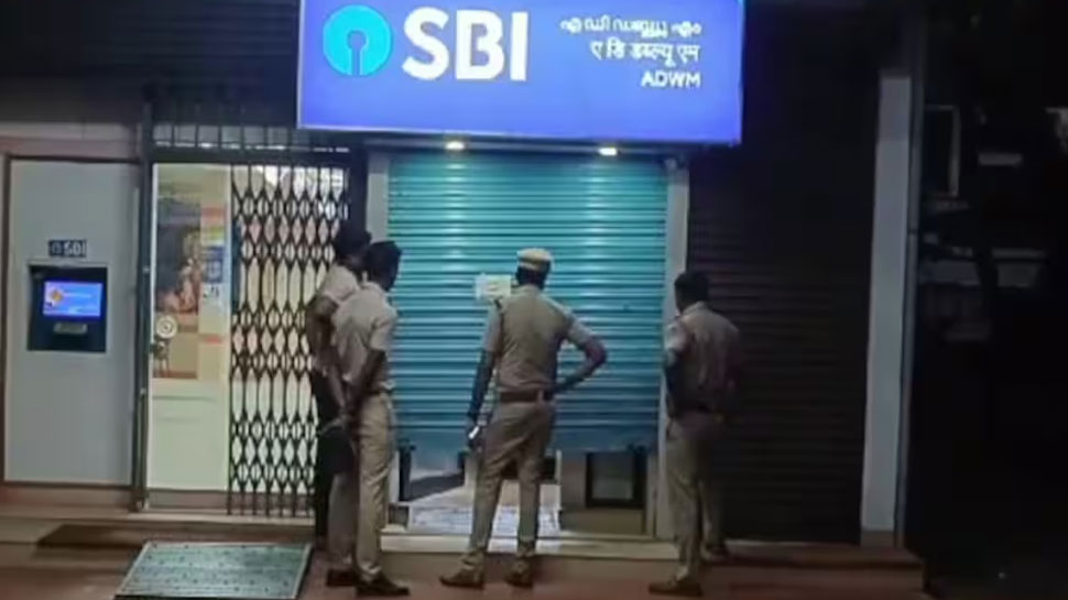 ATM Robbery: തൃശൂരിൽ വൻ എടിഎം കൊള്ള; മൂന്ന് എടിഎമ്മുകളിൽ നിന്ന് നഷ്ടപ്പെട്ടത് 65 ലക്ഷം രൂപ! ATM Robbery: തൃശൂരിൽ വൻ എടിഎം കൊള്ള; മൂന്ന് എടിഎമ്മുകളിൽ നിന്ന് നഷ്ടപ്പെട്ടത് 65 ലക്ഷം രൂപ!