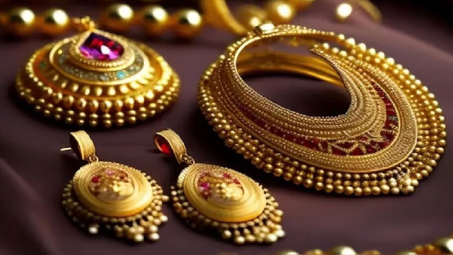 Gold Rate Today: സ്വർണവില ഈ മാസത്തെ ഏറ്റവും കുറഞ്ഞ നിരക്കിൽ; ഇന്ന് കുറഞ്ഞത് 120 രൂപ!