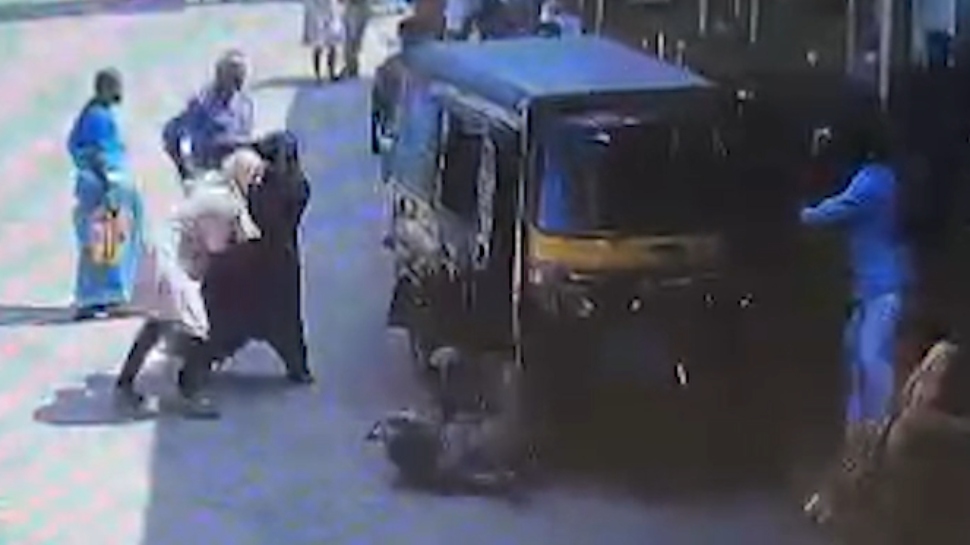 Accident: നിർത്തിയിട്ട ഓട്ടോ തനിയെ സ്റ്റാർട്ടായി, യുവതിയെ ഇടിച്ച് തെറിപ്പിച്ചു; യുവതിക്ക് പരിക്ക്- വീഡിയോ Accident: നിർത്തിയിട്ട ഓട്ടോ തനിയെ സ്റ്റാർട്ടായി, യുവതിയെ ഇടിച്ച് തെറിപ്പിച്ചു; യുവതിക്ക് പരിക്ക്- വീഡിയോ