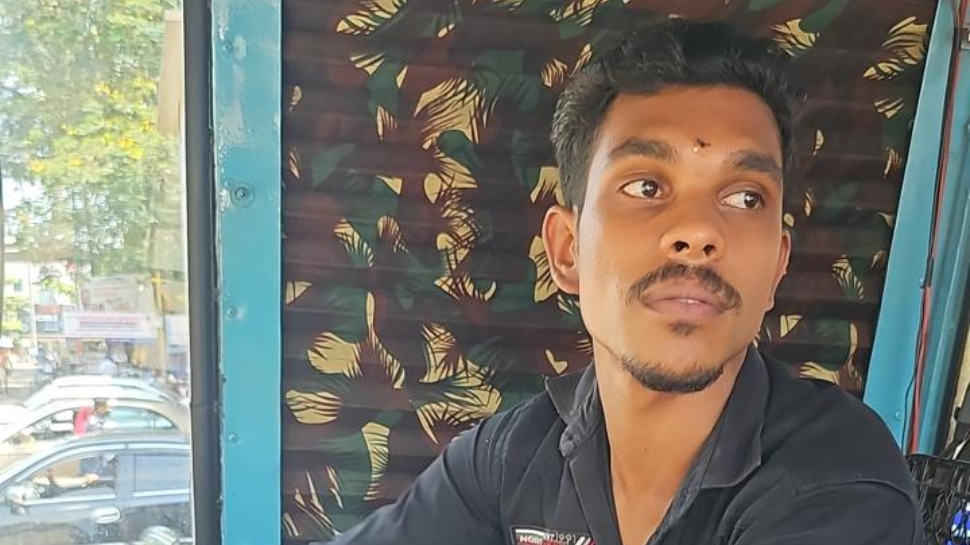 Kerala News: സ്വകാര്യ ബസ് ജീവനക്കാരൻ ബസിനുള്ളിൽ മരിച്ച നിലയിൽ; സംഭവം തിരുവനന്തപുരത്ത് Kerala News: സ്വകാര്യ ബസ് ജീവനക്കാരൻ ബസിനുള്ളിൽ മരിച്ച നിലയിൽ; സംഭവം തിരുവനന്തപുരത്ത്