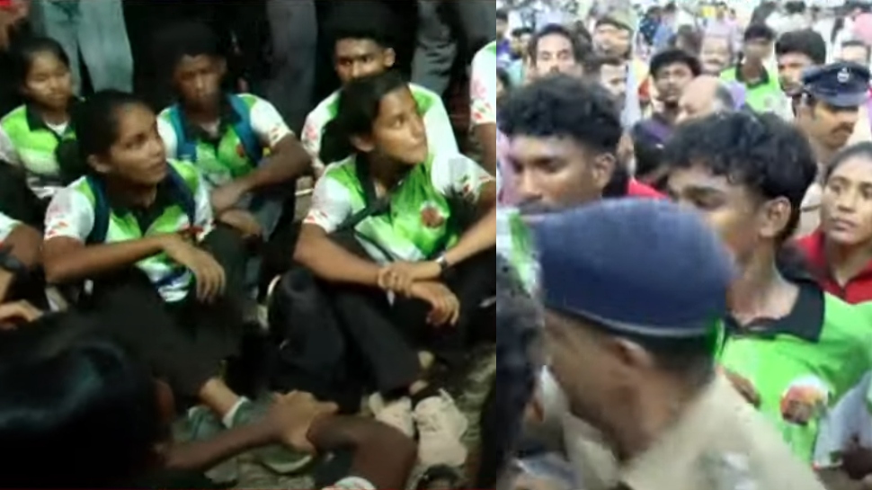 School Sports Meet: പോയിന്റിനെ ചൊല്ലി തര്ക്കം; സ്കൂള് കായികമേള സമാപന ചടങ്ങില് സംഘര്ഷം School Sports Meet: പോയിന്റിനെ ചൊല്ലി തര്ക്കം; സ്കൂള് കായികമേള സമാപന ചടങ്ങില് സംഘര്ഷം