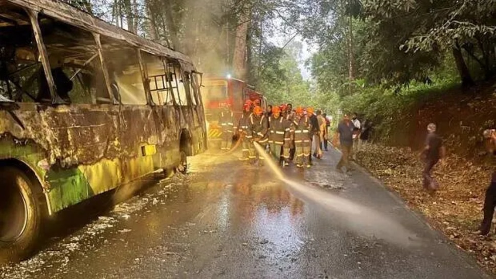 KSRTC Bus Fire: ശബരിമല റൂട്ടിലോടുന്ന കെഎസ്ആർടിസി ബസിന് തീപിടിച്ചു; ആളപായമില്ല KSRTC Bus Fire: ശബരിമല റൂട്ടിലോടുന്ന കെഎസ്ആർടിസി ബസിന് തീപിടിച്ചു; ആളപായമില്ല