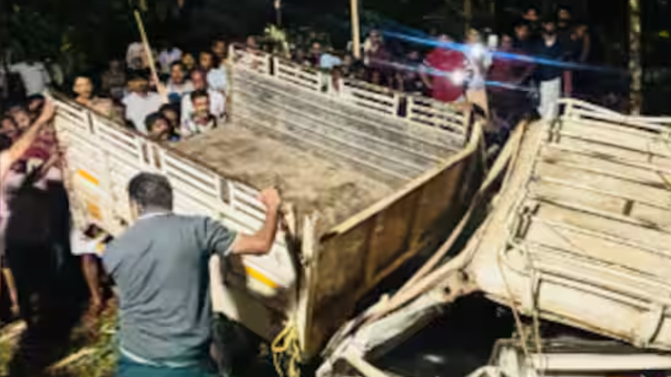 Kozhikode Accident: കോഴിക്കോട് പിക്കപ്പ് വാൻ താഴ്ചയിലേക്ക് മറിഞ്ഞ് ഒരു മരണം; 16 പേര്ക്ക് പരിക്ക് Kozhikode Accident: കോഴിക്കോട് പിക്കപ്പ് വാൻ താഴ്ചയിലേക്ക് മറിഞ്ഞ് ഒരു മരണം; 16 പേര്ക്ക് പരിക്ക്