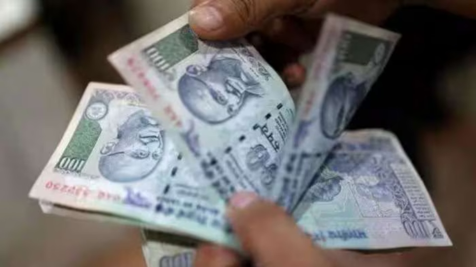 Kerala Welfare Pension: 1,458 സര്ക്കാര് ജീവനക്കാര് ക്ഷേമ പെന്ഷന് വാങ്ങുന്നെന്ന് കണ്ടെത്തൽ; പലിശയടക്കം തിരിച്ചുപിടിക്കാൻ നിർദേശം Kerala Welfare Pension: 1,458 സര്ക്കാര് ജീവനക്കാര് ക്ഷേമ പെന്ഷന് വാങ്ങുന്നെന്ന് കണ്ടെത്തൽ; പലിശയടക്കം തിരിച്ചുപിടിക്കാൻ നിർദേശം