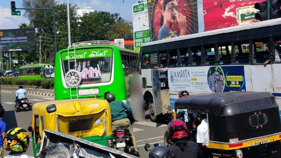 Pedestrian Dead: ബസുകൾക്കിടയിൽ ഞെരുങ്ങി കാൽനടക്കാരന് ദാരുണാന്ത്യം Pedestrian Dead: ബസുകൾക്കിടയിൽ ഞെരുങ്ങി കാൽനടക്കാരന് ദാരുണാന്ത്യം