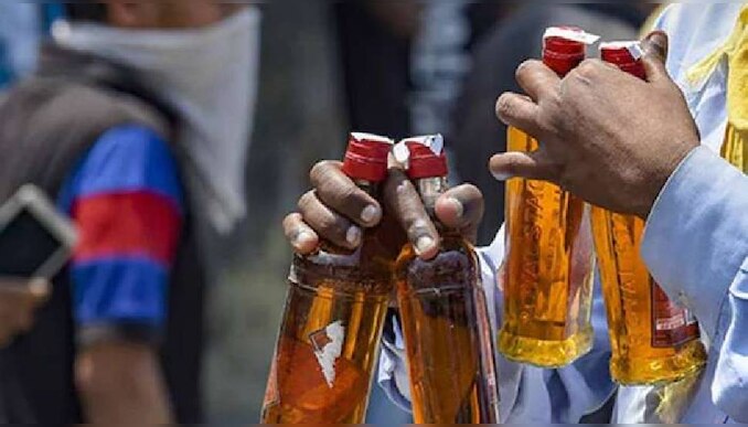 Bribery Case: കൈക്കൂലിയായി 'നാല് ഫുൾ' വാങ്ങി എക്‌സൈസ് ഉദ്യോഗസ്ഥർ; വിജിലൻസ് കേസെടുത്തു