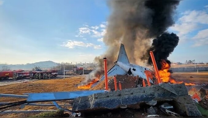 South Korean Plane Crash: ദക്ഷിണ കൊറിയയിൽ ലാൻഡിംഗിനിടെ വിമാനം തകർന്നു വീണ് 62 പേർ മരിച്ചു!