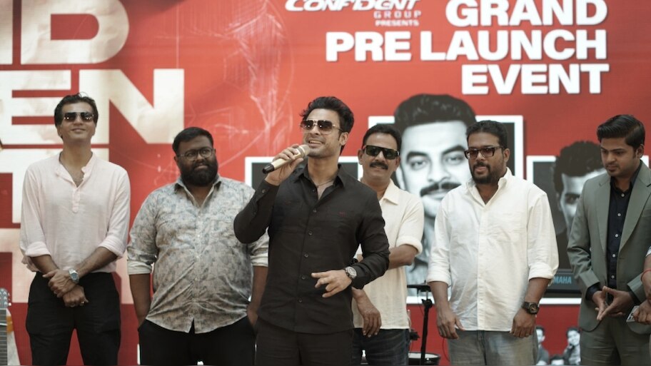 Identity Movie Promotion: ഹെലികോപ്റ്ററിൽ ഒരേ ദിവസം മൂന്നിടങ്ങളിൽ പറന്നിറങ്ങി ടോവിനോ; ഗംഭീര പ്രൊമോഷനുമായി 'ഐഡന്റിറ്റി'