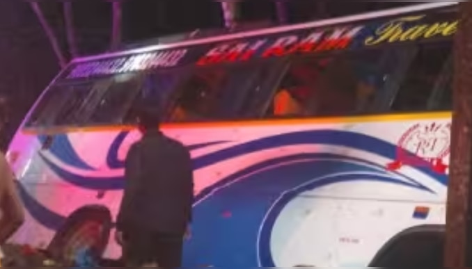 Sabarimala Pilgrims Accident: കോട്ടയത്ത് ശബരിമല തീർത്ഥാടകരുടെ വാഹനം മറിഞ്ഞ് ഒരു മരണം; 8 പേർക്ക് പരിക്ക്