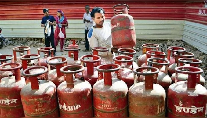 LPG Price: പുതുവര്‍ഷ സമ്മാനം; വാണിജ്യ ആവശ്യത്തിനുള്ള പാചകവാതക സിലിണ്ടറിന് വില കുറച്ചു