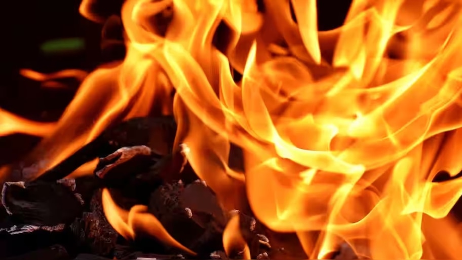 Fire Accident: കാക്കനാട് വാഴക്കാലയിൽ വൻ തീപിടിത്തം; പ്രദേശവാസികളെ ഒഴിപ്പിക്കുന്നു, തീപിടിത്തം ആക്രി ​ഗോഡൗണിൽ