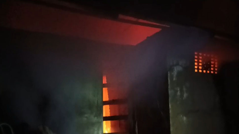 Vaikom Fire Accident: വൈക്കത്ത് വീടിന് തീപിടിച്ച് മൂകയും ബധിരയുമായ വയോധികയ്ക്ക് ദാരുണാന്ത്യം Vaikom Fire Accident: വൈക്കത്ത് വീടിന് തീപിടിച്ച് മൂകയും ബധിരയുമായ വയോധികയ്ക്ക് ദാരുണാന്ത്യം