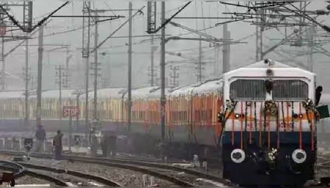 Reels Shooting Accident: ട്രെയിനിന് മുകളിൽ കയറി റീൽസ് ഷൂട്ടിംഗ്; 15കാരൻ ഷോക്കേറ്റ് മരിച്ചു