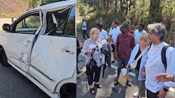 Wild Elephant Attack: മൂന്നാറിൽ ഓടികൊണ്ടിരുന്ന കാർ ചവിട്ടി മറിച്ചിട്ട് കാട്ടാന; വിദേശ വിനോദ സഞ്ചാരികൾ സഞ്ചരിച്ച കാർ തലകീഴായി മറിഞ്ഞു