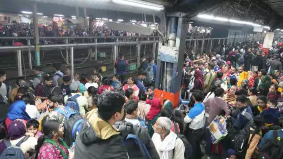 New Delhi Railway Station Stampede: ഡൽഹി റെയിൽവേ സ്റ്റേഷനിൽ തിക്കിലും തിരക്കിലും പെട്ട് 18 മരണം; 50ലേറെ പേർക്ക് പരിക്ക് New Delhi Railway Station Stampede: ഡൽഹി റെയിൽവേ സ്റ്റേഷനിൽ തിക്കിലും തിരക്കിലും പെട്ട് 18 മരണം; 50ലേറെ പേർക്ക് പരിക്ക്