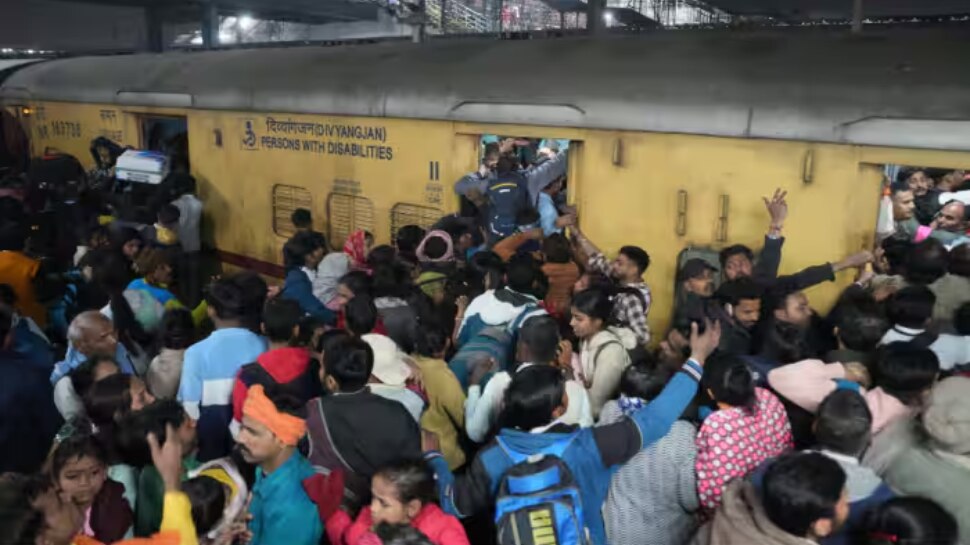 New Delhi Railyway Station Stampede: ന്യൂഡൽഹി റെയിൽവെ സ്റ്റേഷൻ അപകടം; ഇന്ത്യൻ റെയിവെയുടെ ധനസഹായം, മരിച്ചവരുടെ കുടുംബങ്ങൾക്ക് 10 ലക്ഷം New Delhi Railyway Station Stampede: ന്യൂഡൽഹി റെയിൽവെ സ്റ്റേഷൻ അപകടം; ഇന്ത്യൻ റെയിവെയുടെ ധനസഹായം, മരിച്ചവരുടെ കുടുംബങ്ങൾക്ക് 10 ലക്ഷം