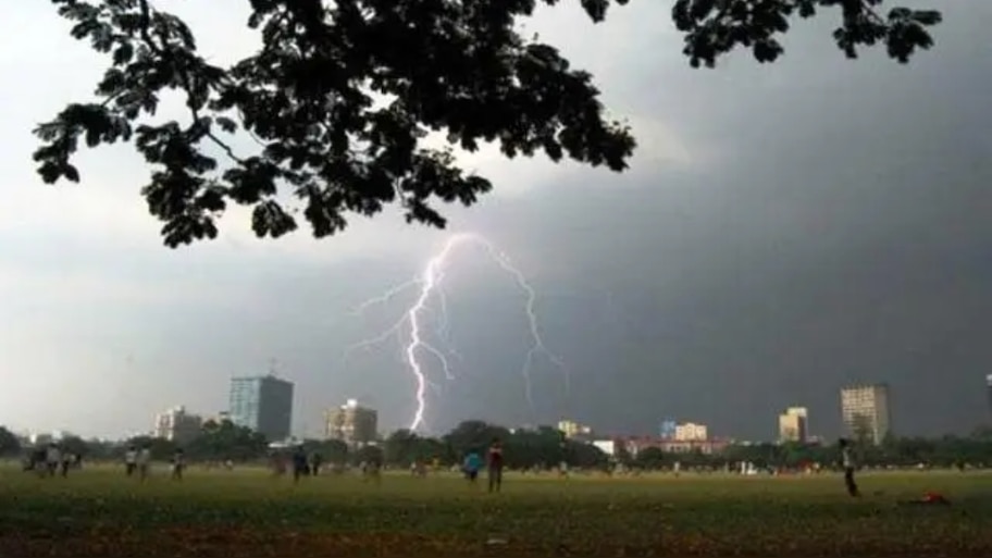 Lightning: ക്രിക്കറ്റ് കളിക്കിടെ ഇടിമിന്നലേറ്റ് യുവാവ് മരിച്ചു