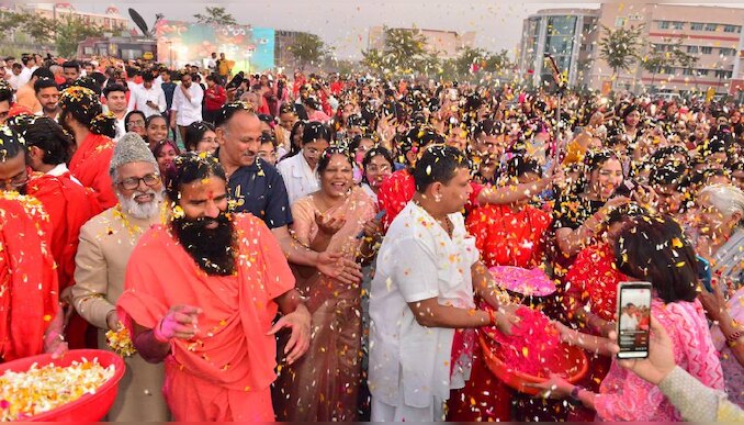Patanjali Holi Celebration: ഇത് 'പൂക്കളുടെ ഹോളി'! പൂക്കൾ കൊണ്ട് ഹോളി ആഘോഷിച്ച് പതഞ്ജലി സർവകലാശാല